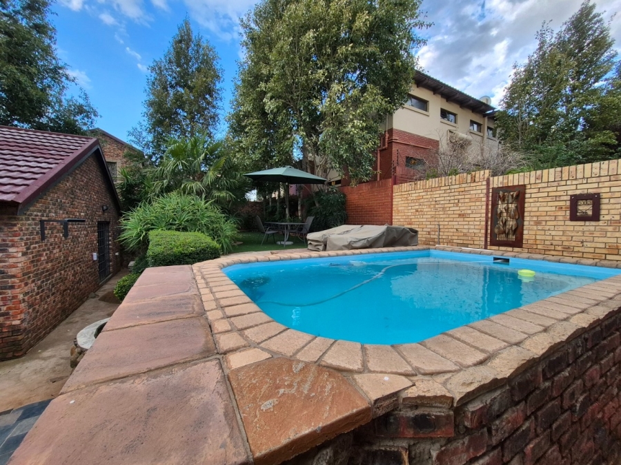 5 Bedroom Property for Sale in Langenhovenpark Free State